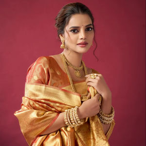 Sari traditionnel de luxe pour femmes en or avec tissage zari, vêtements de fête pour mariage indien - Product Image 1