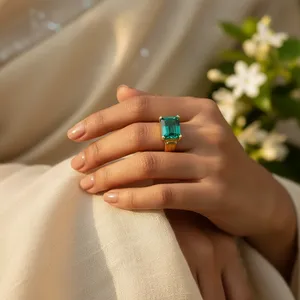 Bague en or jaune plaqué platine avec pierre précieuse verte taille émeraude pour femme - Certifiée IGI, sertissage Bezel, 14 carats - Product Image 2