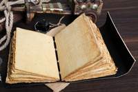 Ceci est un journal en cuir artisanal, doté d'un design unique de style gothique. La couverture présente un chat noir mystique entouré de...