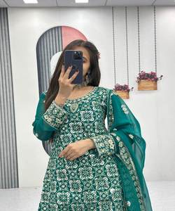 FIL À BRODER GEORGETTE ATTRACTIF ET HAUT DE TRAVAIL DE SÉQUENCE SHARARA AVEC DUPATTA VÊTEMENT DE MARIAGE PRIX DE GROS VÊTEMENT ETHNIQUE - Product Image 5