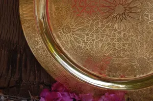 Bandeja de servicio de latón artesanal con diseño de mandala en relieve y bordes reforzados para mayor durabilidad disponible al mejor precio - Product Image 4