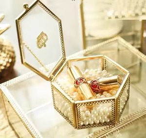 Joyero con Acabado Pulido en Oro Natural y Diseño Floral Metálico Dorado para Organizar Joyas - Product Image 4