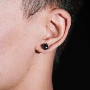 Boucles d'oreilles clous en diamant noir VVS de 7 mm avec taille brillant rond et sertissage à griffes, fabriquées en alliage de zinc - Product Image 4