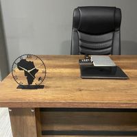 Horloge de table en métal design carte d'Afrique en laiton AK avec support en noir fini pour accents de décoration de table