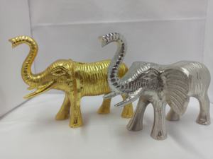 รูปปั้นยีราฟสีเงินที่ทันสมัยเครื่องประดับงานฝีมืออลูมิเนียมหรูหราสำหรับการตกแต่งห้องนั่งเล่นและห้องรับประทานอาหารวัสดุโลหะ - Product Image 3