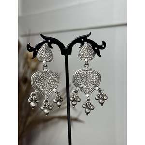 Lustre suspendu Ghunghroo tendance en argent 925, design en forme de chandelier chrétien avec motif floral, perles/diamants, pour mariages et fêtes - Product Image 1