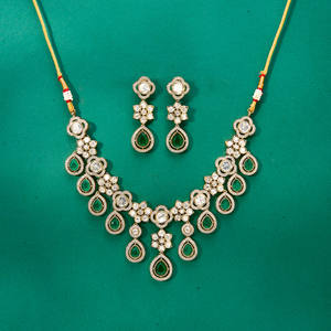 Kanhai Jewels hecho a mano latón aleación de cobre clásico gargantilla collar cristal/diamantes de imitación forma de paz Mehndi chapado ajustable - Product Image 1