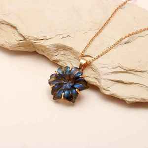 Pendentif fleur en labradorite naturelle fait à la main collier de pierres précieuses sculpté 19 Mm pierre élégante bijoux de guérison cadeau pour elle - Product Image 6