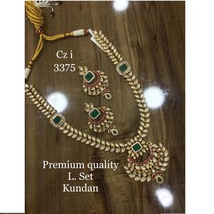 Ensemble de colliers Kundan de qualité supérieure dernier cri de mariée Conceptions personnalisées pour les boutiques de mode ethnique disponibles à la meilleure offre - Product Image 2