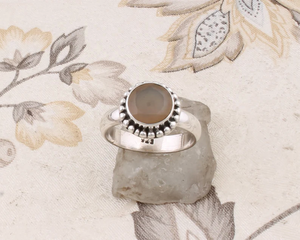 Anillo de Boda Casual/Deportivo de Plata de Ley 925 con Baño de Platino y Gema de Ágata Natural de Forma Ovalada, Diseñado y Tallado a Mano - Product Image 1