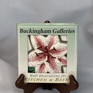 Azulejo decorativo de flor de lirio Rosa pintado a mano para acentos de pared de diseño de cocina-Buckingham Galleries - Product Image 1