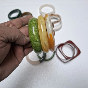 Bracelets en résine colorés tendance avec finition polie pour les marques de bijoux de mode et les acheteurs en gros - Product Image 1