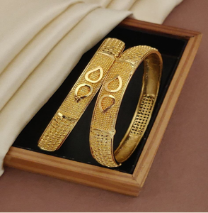 Bracelets en laiton à charnière moderne avec un motif de vague contemporain et un petit groupe de pierres, disponibles au prix de gros. - Product Image 2