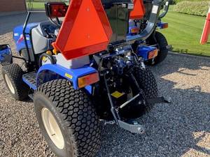 Envío Gratis: Tractor Compacto ISEKI TM4230H 21HP 4WD HST, Diésel de 3 Cilindros 1.123L Estadio V, Hidrostático de 3 Rangos, Elevación de 650 kg - Product Image 5
