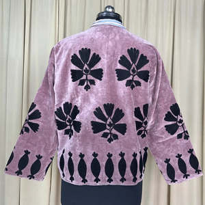 Chaqueta Boho Chic Retro de Terciopelo Suzani, Bordada a Mano con Diseño Floral en Color Uva Empolvada, Chaqueta Abierta de Invierno en Talla Única, Túnica de Otoño - Product Image 2