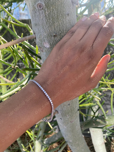 Pulsera de tenis clásica de 4 quilates chapada en oro de plata de ley 925, con moissanita de alta calidad y claridad VVS, engaste de garra, hecha a mano. - Product Image 5