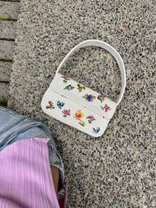 Bolso Ligero Hecho a Mano con Cuentas de Colores Bordadas y Correa Ajustable para Navidad/Fiestas - Product Image 5