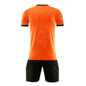 Uniforme de fútbol por sublimación de poliéster 100% fabricado en Pakistán diseñado para mantener a los jugadores frescos y con estilo - Product Image 2