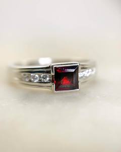 Anillo de compromiso de CZ rojo de corte princesa de 7mm con piedras laterales, banda de plata para mujer, aniversario de boda, proveedor de joyería de promesa - Product Image 1