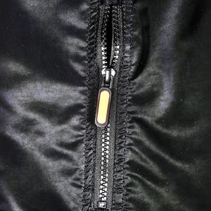 Conception personnalisée avec votre propre logo Vestes en polyester noir pour hommes Fermeture à glissière de couleur unie pour hommes - Product Image 2