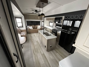 Nuevo 2025 Forest River Wildwood Heritage Glenn 325RL - Product Image 5