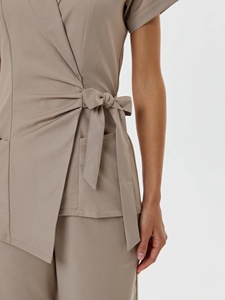 Conjunto de Uniforme Médico para Mujer, Color Beige, Estilo Denim, Top Cruzado con Cuello en V y Pantalones, Tejido de Punto, para Uso Hospitalario - Product Image 5