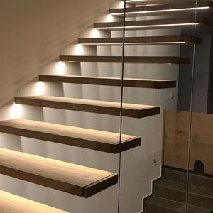 <span class=keywords><strong>Escalier</strong></span> flottant hybride préfabriqué combinant un poutre centrale en bois massif avec des marches en porte-à-faux des deux côtés. - Product Image 4