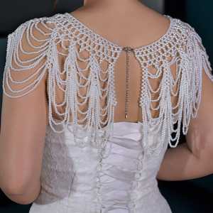 Châle en tricot perlé blanc Bridella VG38A - Drapé doux et enveloppant pour les mariages, les bals et les événements formels - Product Image 4