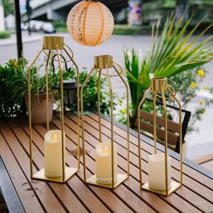 Lanterne populaire à suspendre en fil de métal doré et à bougie au sol pour un ensemble de lanternes de décoration d'éclairage intérieur et extérieur - Product Image 3