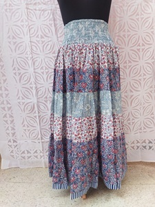 กระโปรงผ้าฝ้ายพิมพ์ลายบล็อกขายส่ง พร้อมจีบระบายแบบเย็บติดกัน ทรงเอวสูงแบบสโมกกิ้ง กระโปรงยาวลำลองสำหรับงานเทศกาล เสื้อผ้าผู้หญิง - Product Image 2