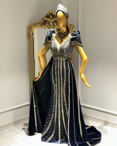 Vestido de encaje sinfónico escarlata vestido de corsé rojo audaz con tren que fluye y detalles de apliques florales delicados para fiestas - Product Image 4