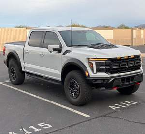 Véhicule puissant, propre, Ford F-150 Raptor 2024, moteur V8 suralimenté de 720 ch, 4 roues motrices - Product Image 1