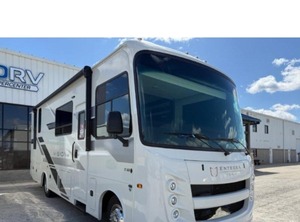 รถบ้าน Entegra1 Coach Vision SE 27ASE รุ่นปี 2025 กำลังเป็นที่นิยม พร้อมเครื่องยนต์ 7.3L V8 รองรับผู้โดยสาร 4-6 คน เตียงคิงไซส์ ทีวี LED สมาร์ททีวี และระบบทำความร้อนแบบ Convection - Product Image 4