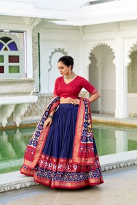 Lehenga de seda con costuras de diseño, hasta talla 42, con estampado Patola, adornos en lámina y forro de microalgodón. Colección de ropa festiva al por mayor. - Product Image 3