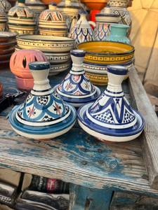 Tajín Marroquí Artesanal al por Mayor, Pintado a Mano en Azul y Blanco, con Tapa de Terracota Esmaltada, Vajilla Tradicional de Cerámica de Fez - Product Image 6