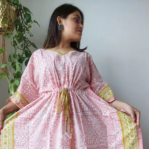 Relaxed Fit Womens Kaftan Maxi Dress Ligero Étnico Estampado floral Algodón Tropical Patrón geométrico con logotipo en la espalda - Product Image 1