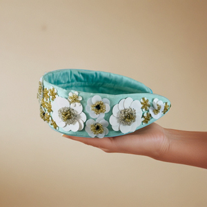 Bandeau en tissu léger et durable avec embellissement floral 3D, bandeau de luxe en fleurs perlées vert menthe, bandeau pour femmes et filles, mode boutique - Product Image 2