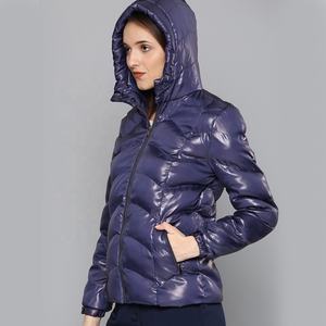 Vestes matelassées en tricot lourd d'hiver à col à capuche, coupe ajustée, réfléchissantes, brillantes, gonflées, avec poignets élastiques, fabrication au Pakistan - Product Image 2