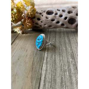 Anillo de Plata de Ley con Turquesa Kingman Hecho a Mano por los Navajo, con Engaste de Oro Rosa, Talla 7.75, Regalo, Marca Privada Licenciada 'IS' - Product Image 4
