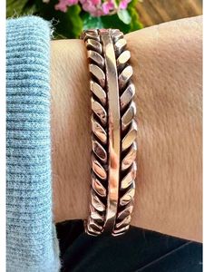 Bracelet en cuivre, produit de joaillerie développé pour les marchés d'exportation, mettant l'accent sur le confort, la valeur traditionnelle et l'équilibre esthétique moderne. - Product Image 2