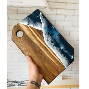 Planche à découper en résine de bois fabriquée à la main avec accent élégant d'agate - Product Image 1