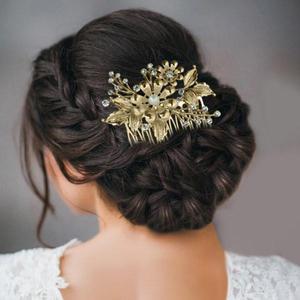 Tip Top Fashions Broche de cheveux florale en pierre autrichienne plaquée or 1502096B Accessoire de cheveux - Product Image 1