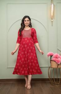 Robe ethnique mi-longue en coton imprimé Anarkali Kurti rouge brodé A-Line Salwar Kameez pour les fêtes et les mariages - Product Image 2