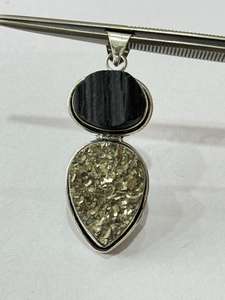 Beau Style Naturel Noir Tourmaline et Pyrite Pierres Précieuses Brutes Pendentifs En Gros En Laiton Métal Gemme Pendentif conception - Product Image 5