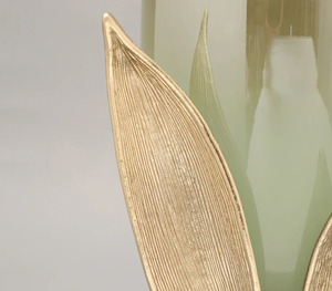 Elegante jarrón de cristal con intrincadas hojas de metal para una decoración atemporal, jarrón de cristal hecho a mano con acento de hojas de metal decorativas - Product Image 3