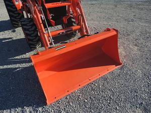 รถแทรกเตอร์ล้อ LX3310คูโบต้าใช้สำหรับการทำฟาร์มและงานหนัก - Product Image 3