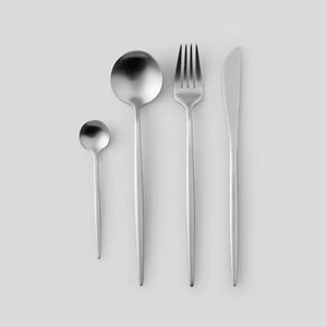 Juego de cubiertos de metal de diseño clásico para la mesa de comedor formal que ofrece elegancia atemporal y durabilidad. - Product Image 1