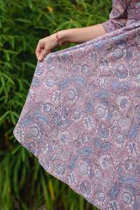 ชุดเดรสฮลาดินีพิมพ์ลายด้วยมือ สไตล์โบฮีเมียน ความยาวระดับน่อง ลายดอกไม้ สีม่วงน้ำเงิน ทำด้วยมือ - Product Image 6