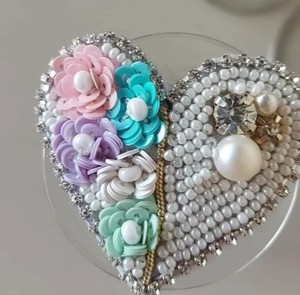 Pinzas para el pelo con cuentas y lentejuelas con temática de corazón hechas a medida, ideales para reventa en tiendas de accesorios para el cabello, adecuadas para reventa - Product Image 5