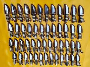 Couteau de chasse personnalisé forgé à la main en acier Damas, acier à haute teneur en carbone, épée d'extérieur, manche avec fourreau en cuir, OEM pris en charge, haute durabilité - Product Image 5